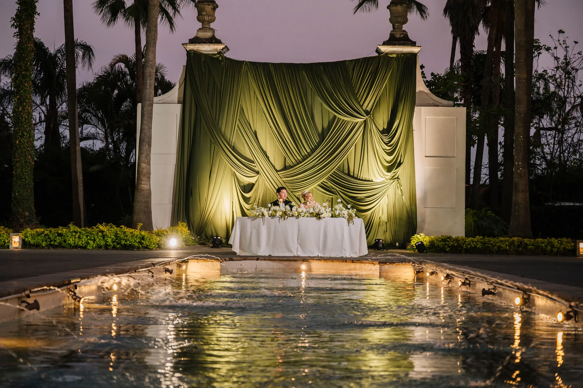 Mesa principal de boda junto a la fuente en Finca by ALOFA
