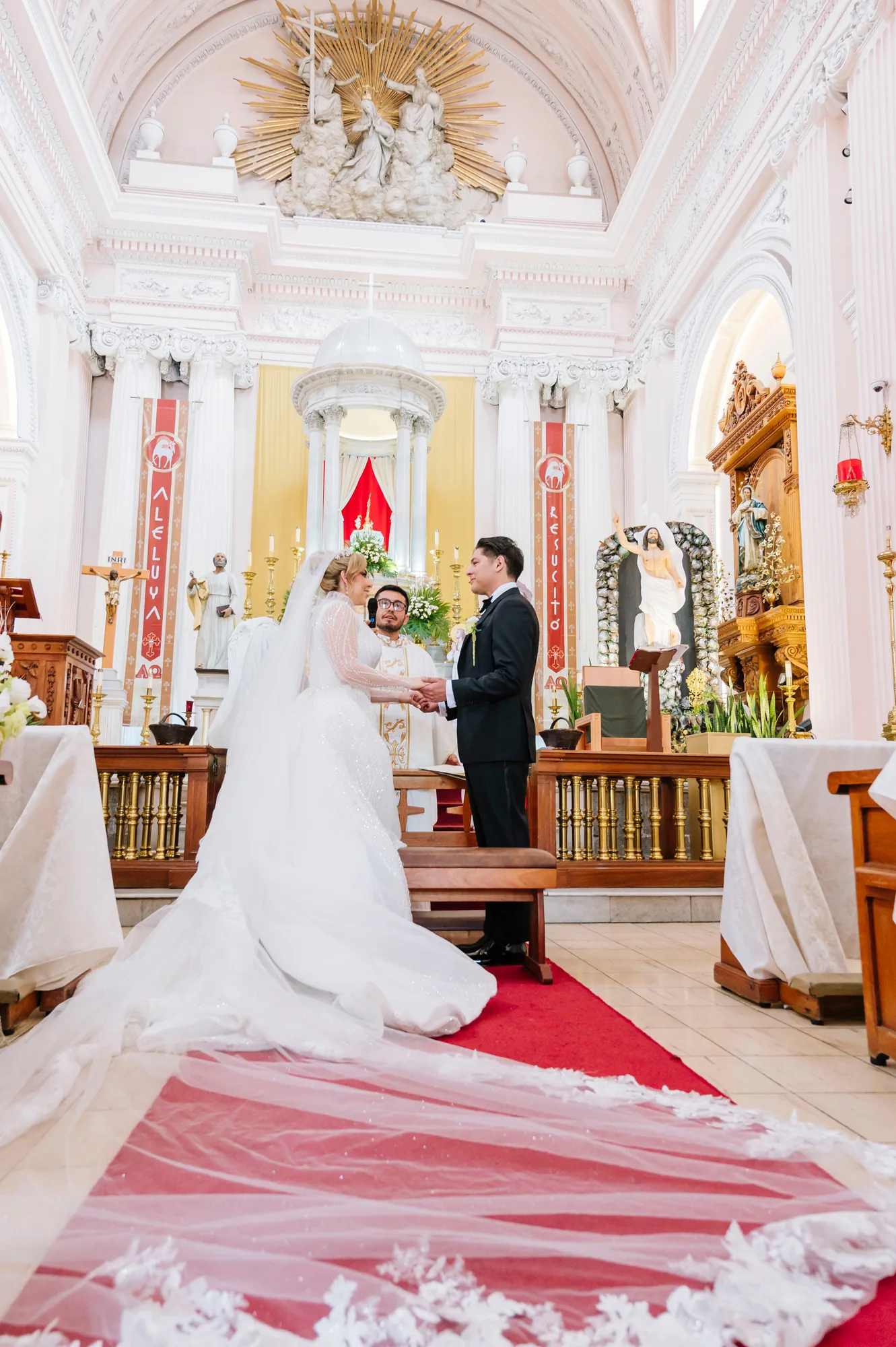 Novios durante su ceremonia religiosa frente al altar