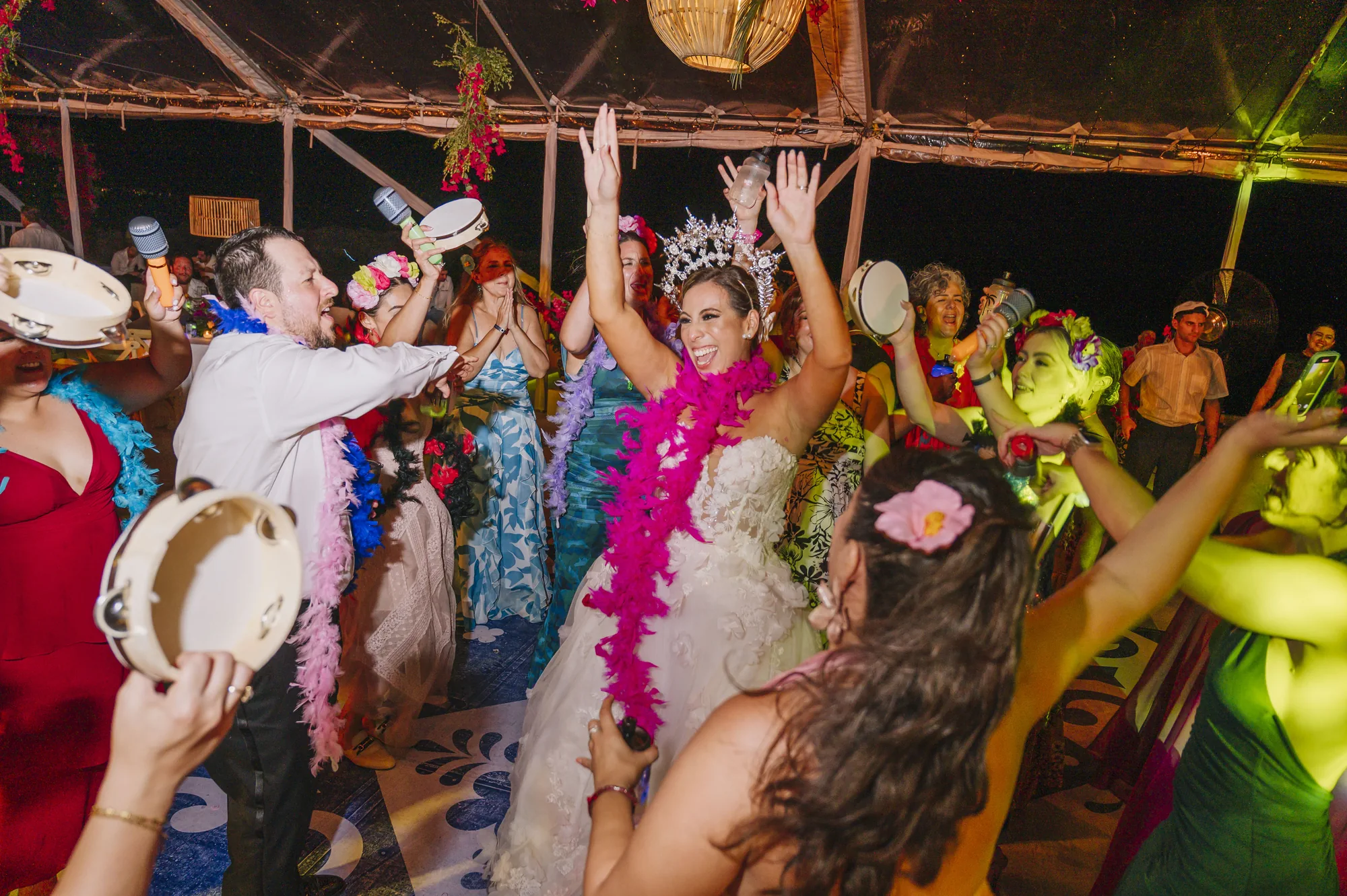 Novia bailando con sus invitados durante la celebración