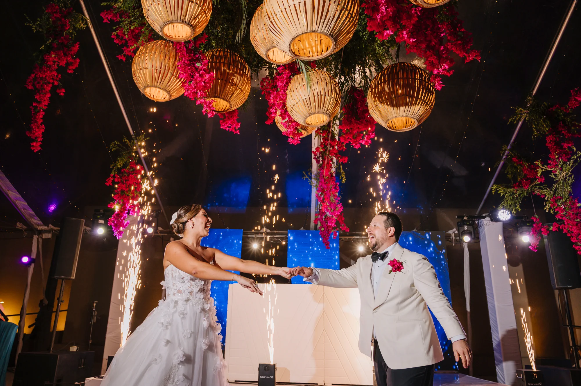 Novios bailando su vals con chisperos