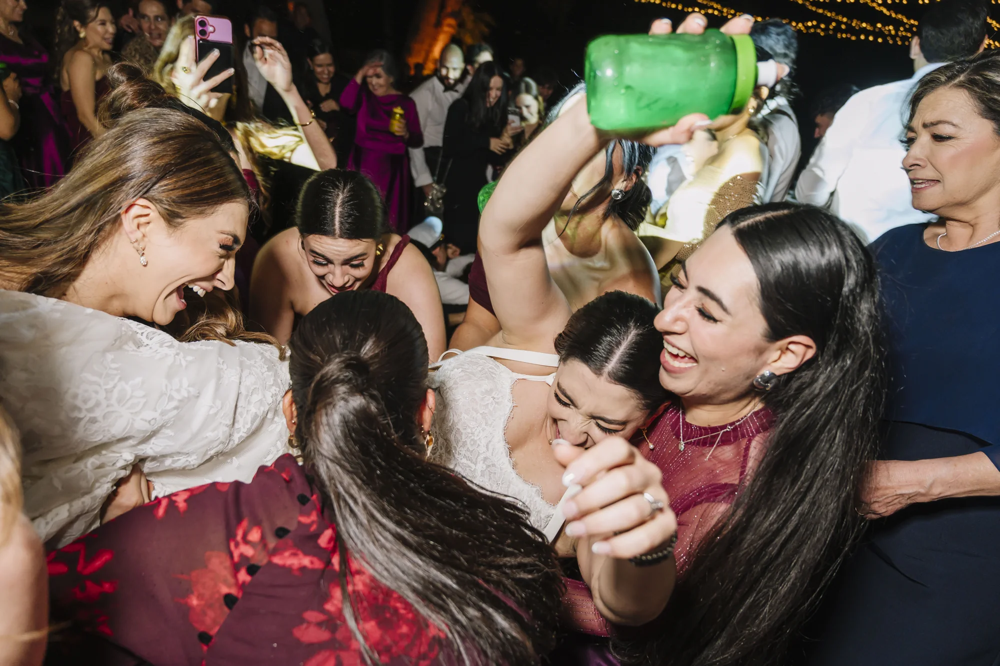 Novia celebrando con sus invitadas durante la fiesta