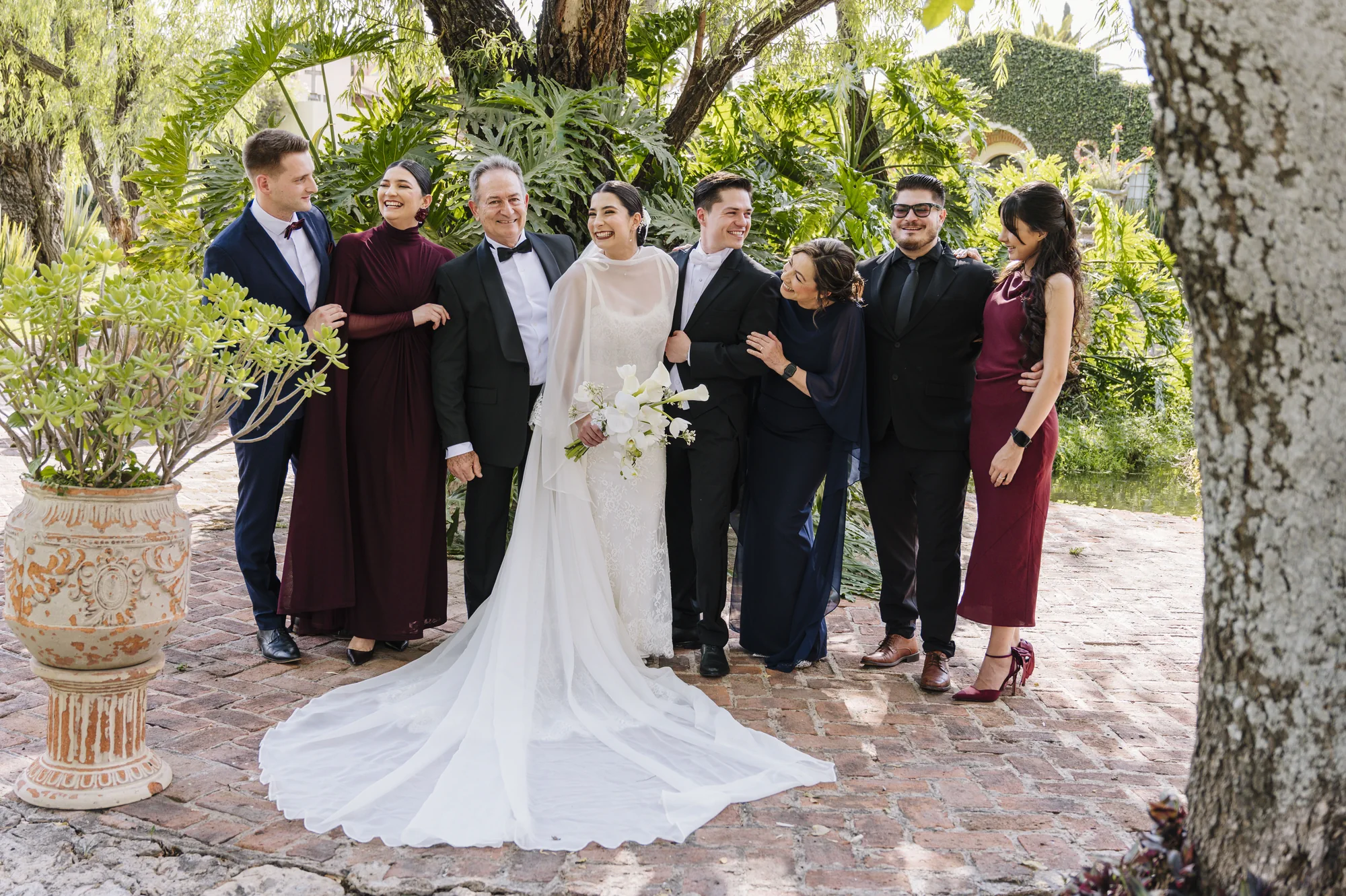 Novios acompañados por sus familias en los jardines