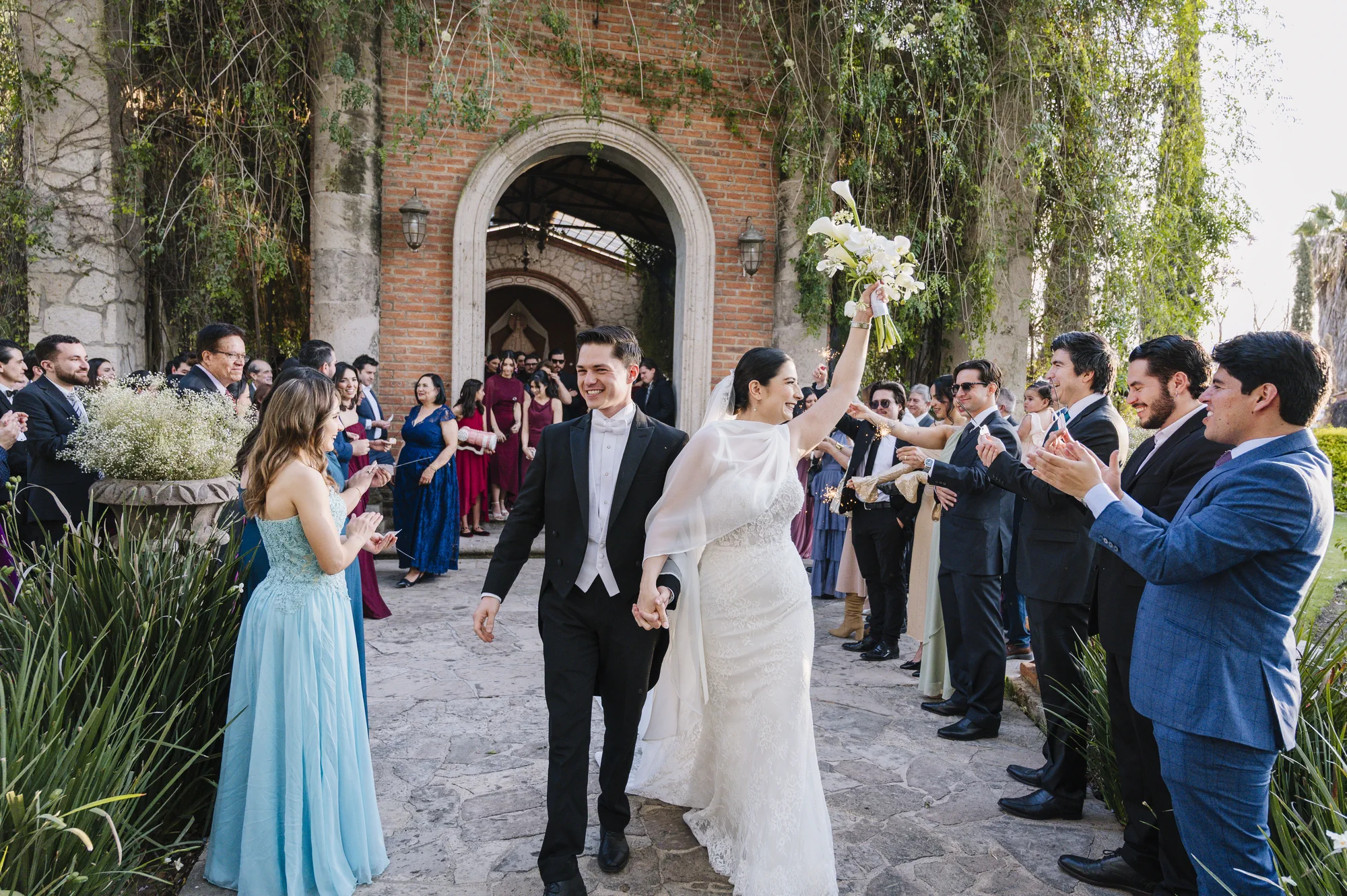 Novios celebrando con sus invitados al salir de la ceremonia