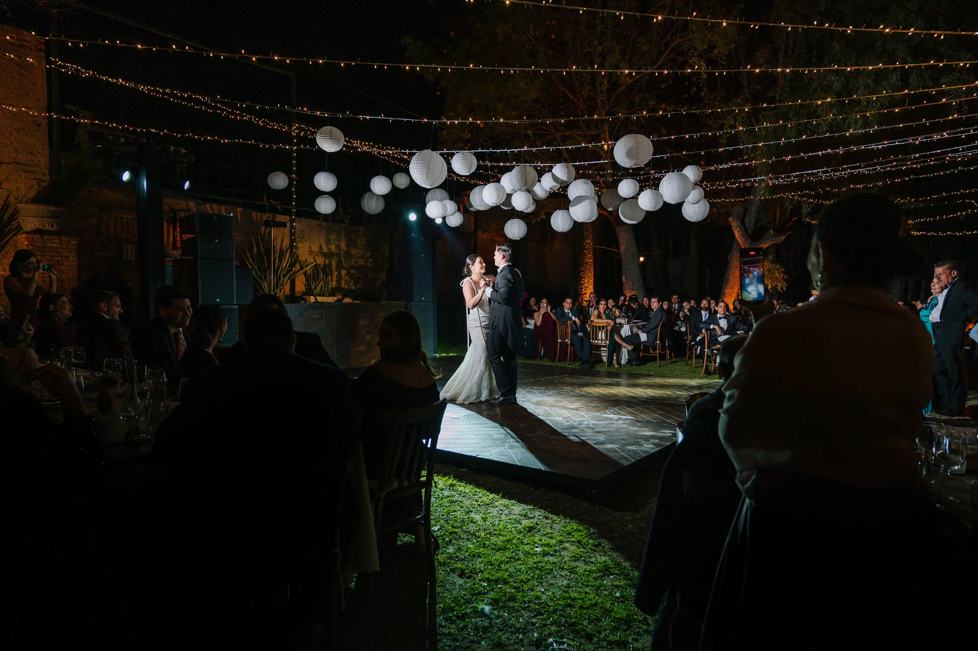 Novios bailando rodeados por sus invitados durante la recepción