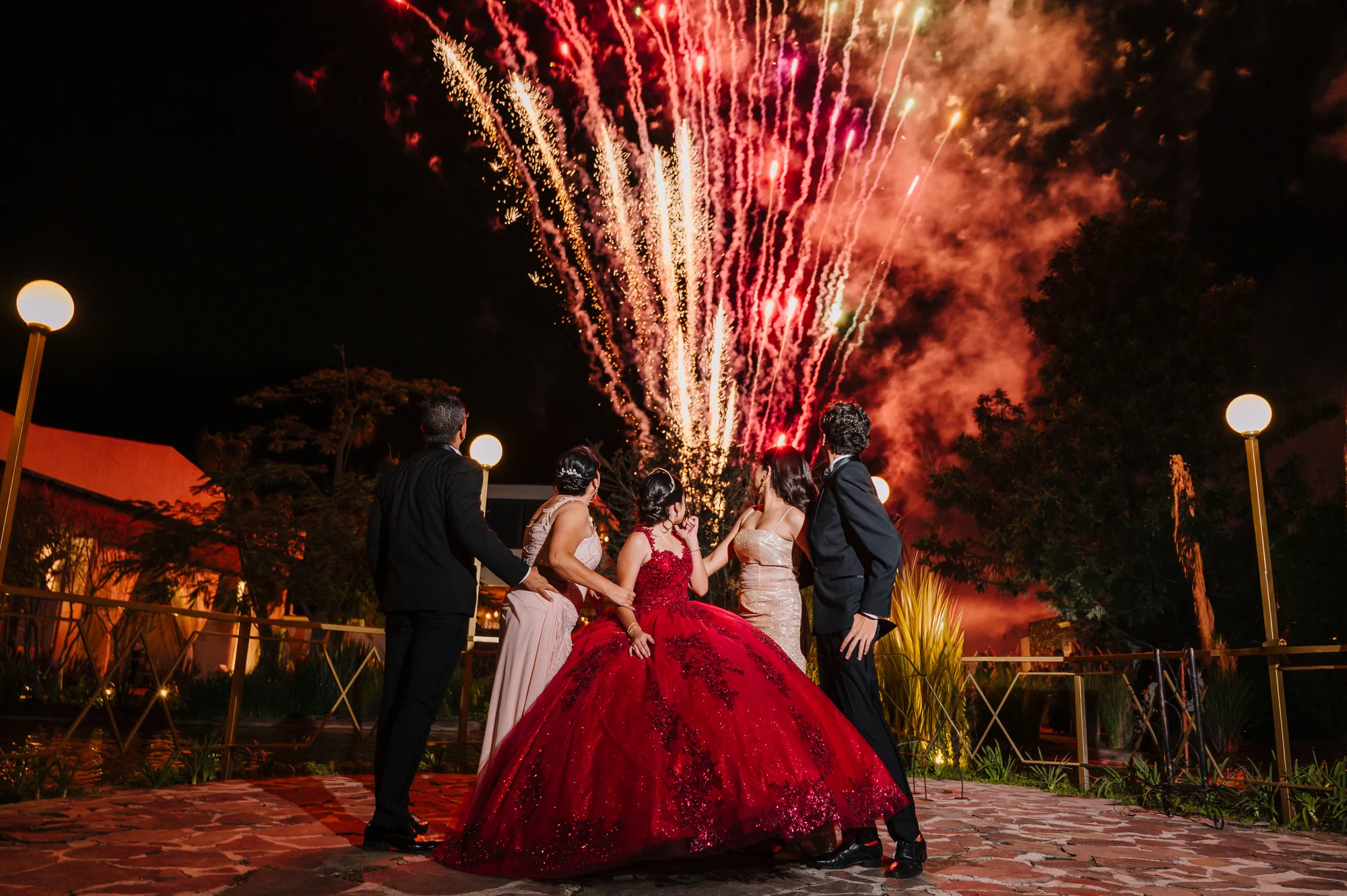 Quinceañera con fuegos artificiales