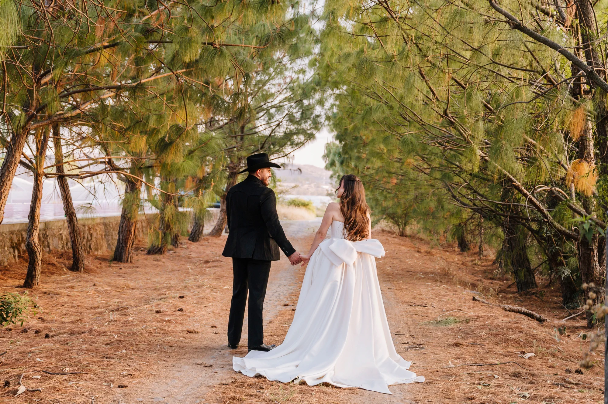 Novios caminando por el entorno campestre.