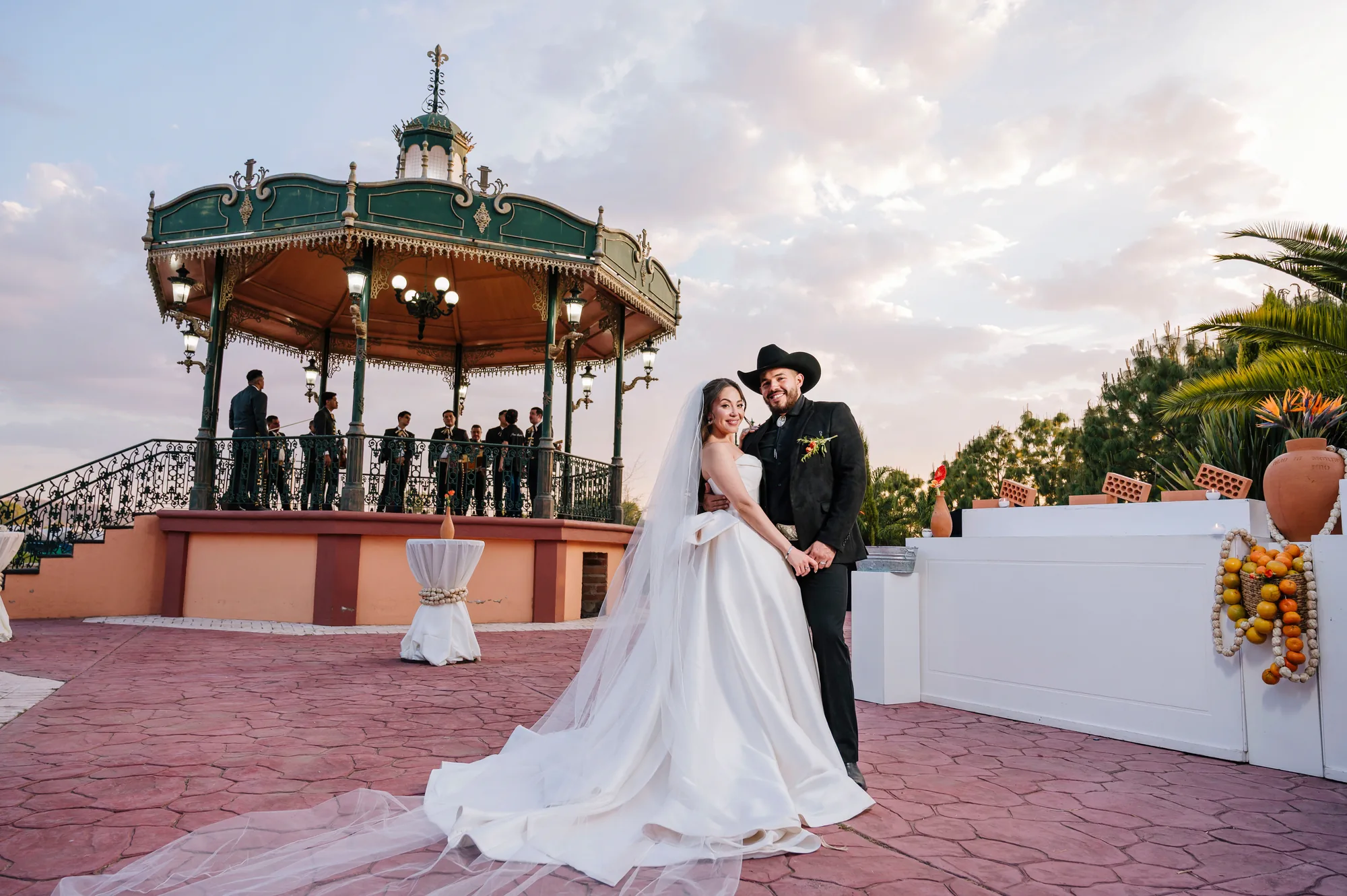 Retrato de los novios junto al kiosco después de la ceremonia