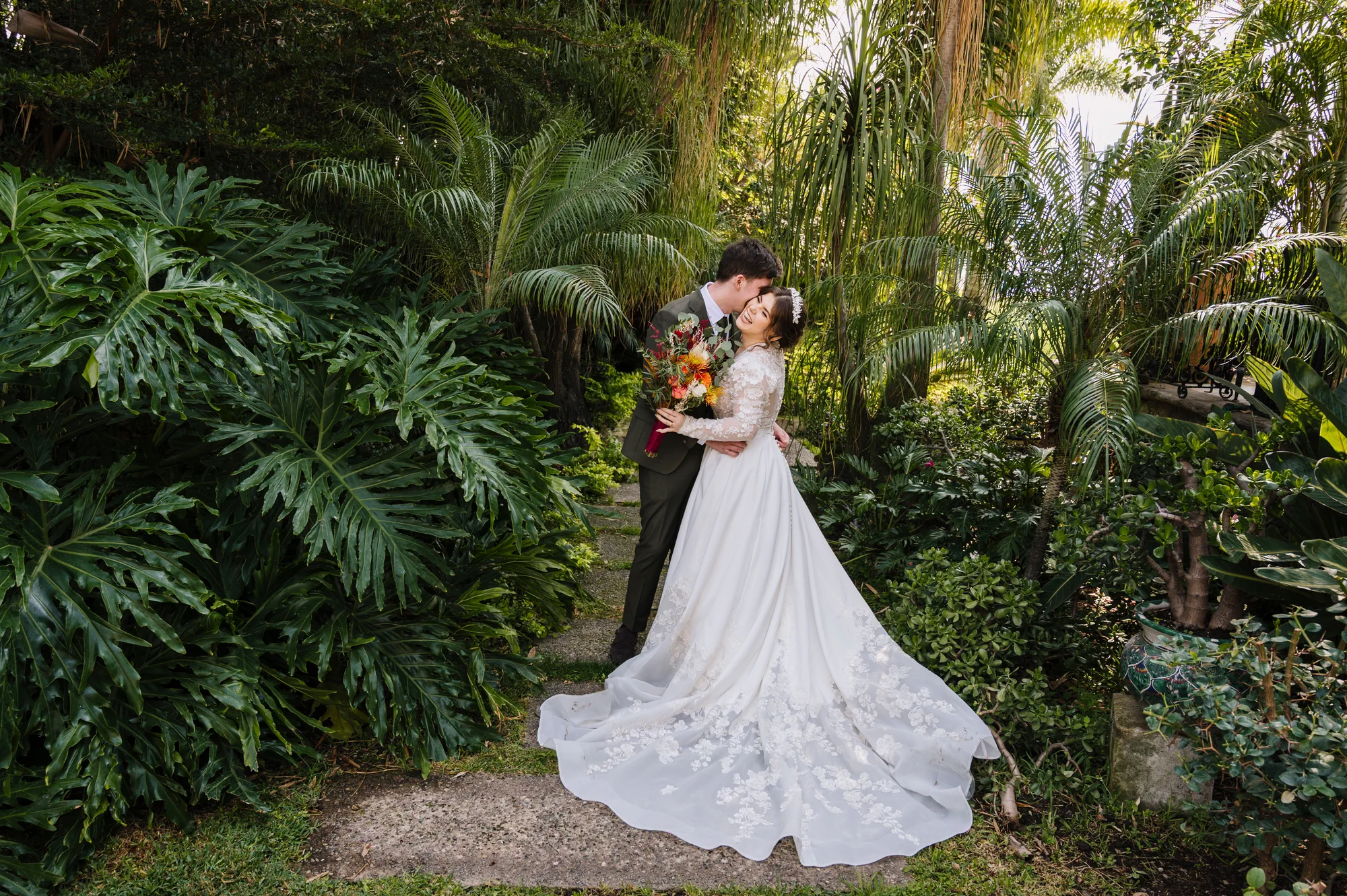 Pareja enamorada en jardín