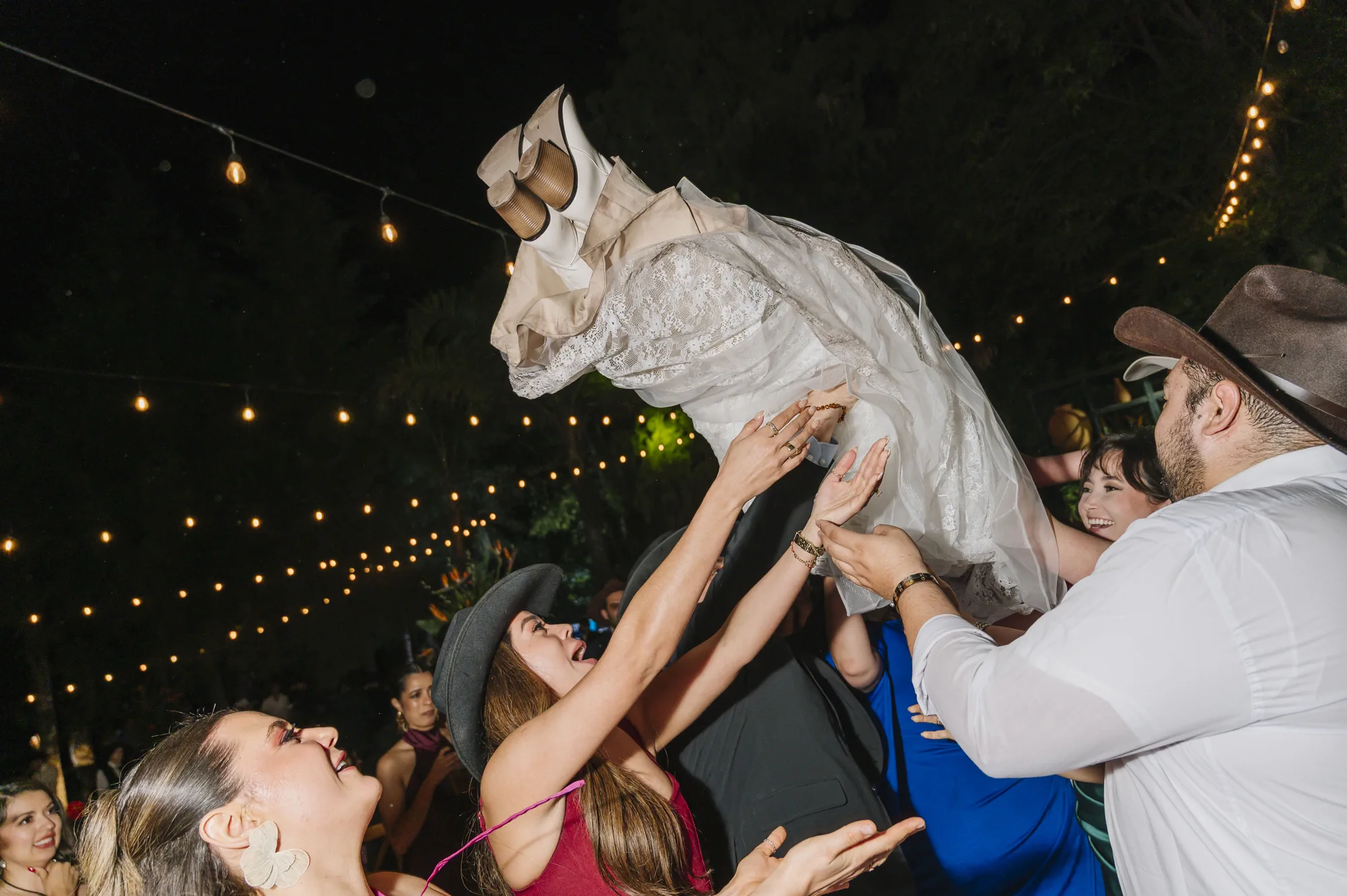 Novia celebrando entre sus invitados durante la fiesta
