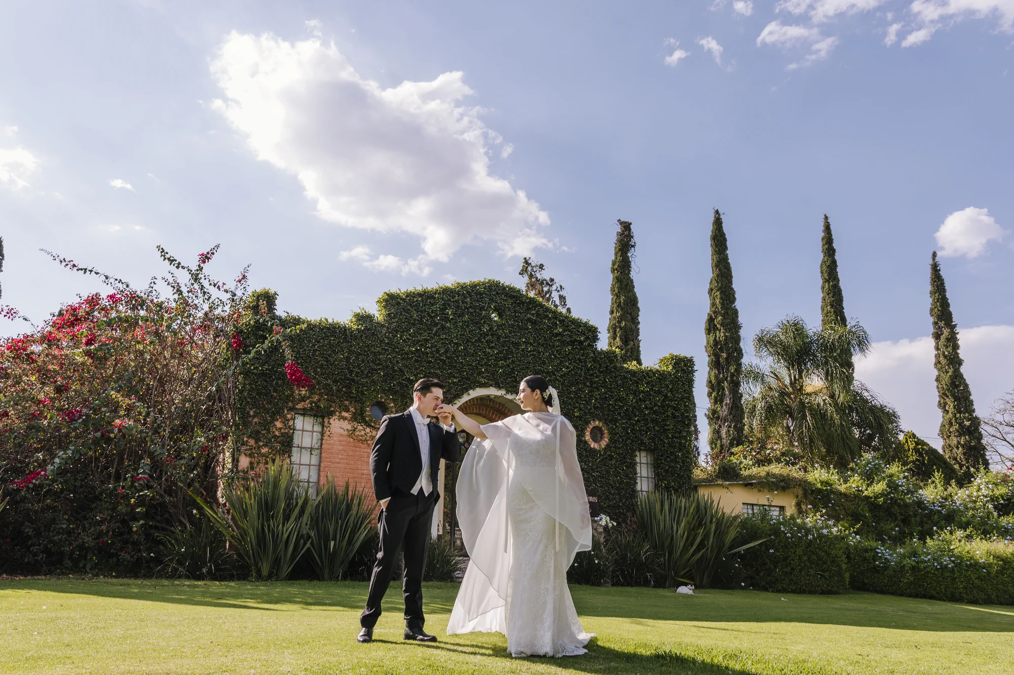 Novios celebrando una boda entre jardines en Zapopan