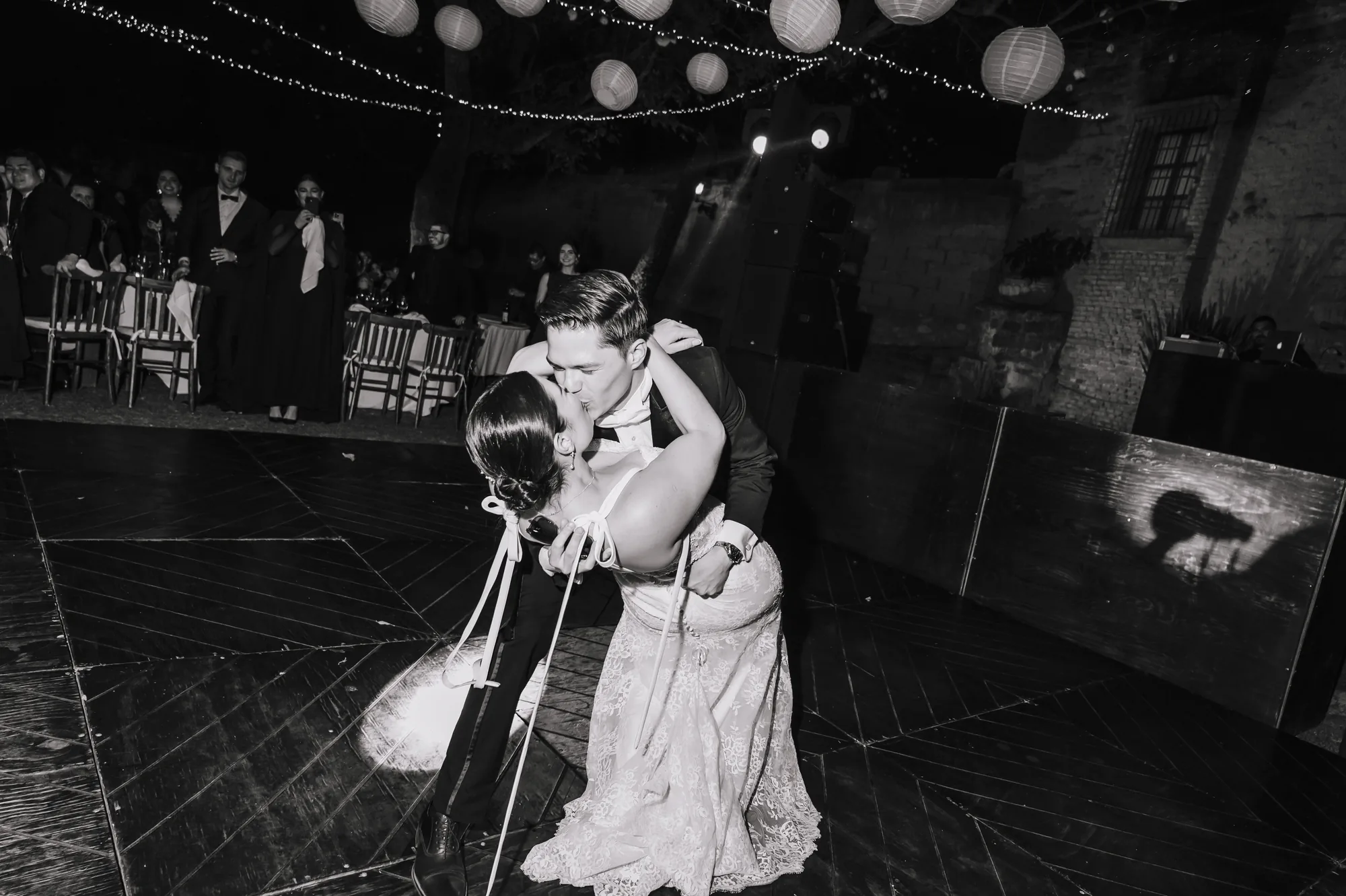 Novios besándose durante su vals