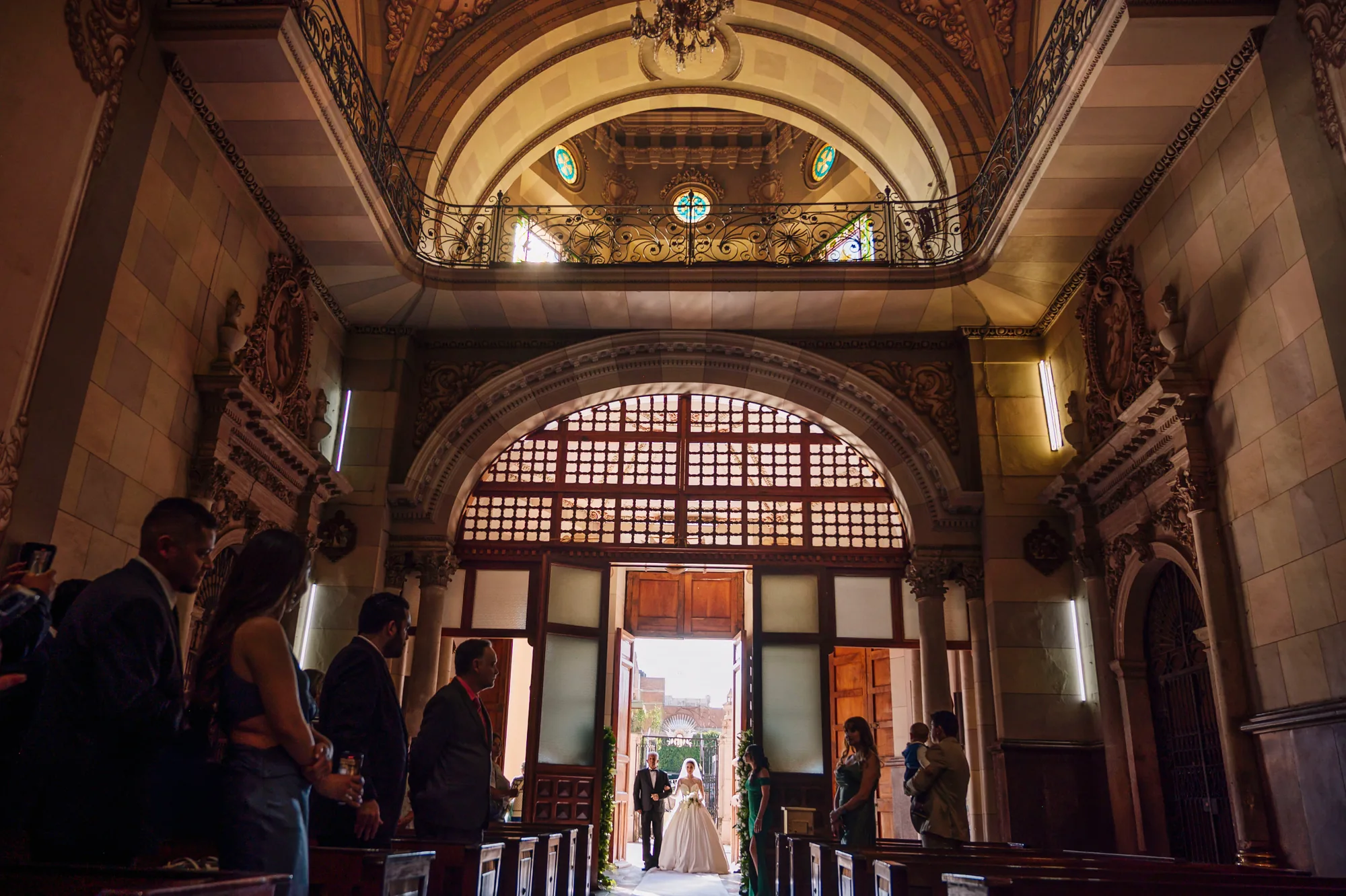 Entrada de la novia en un recinto con arquitectura histórica