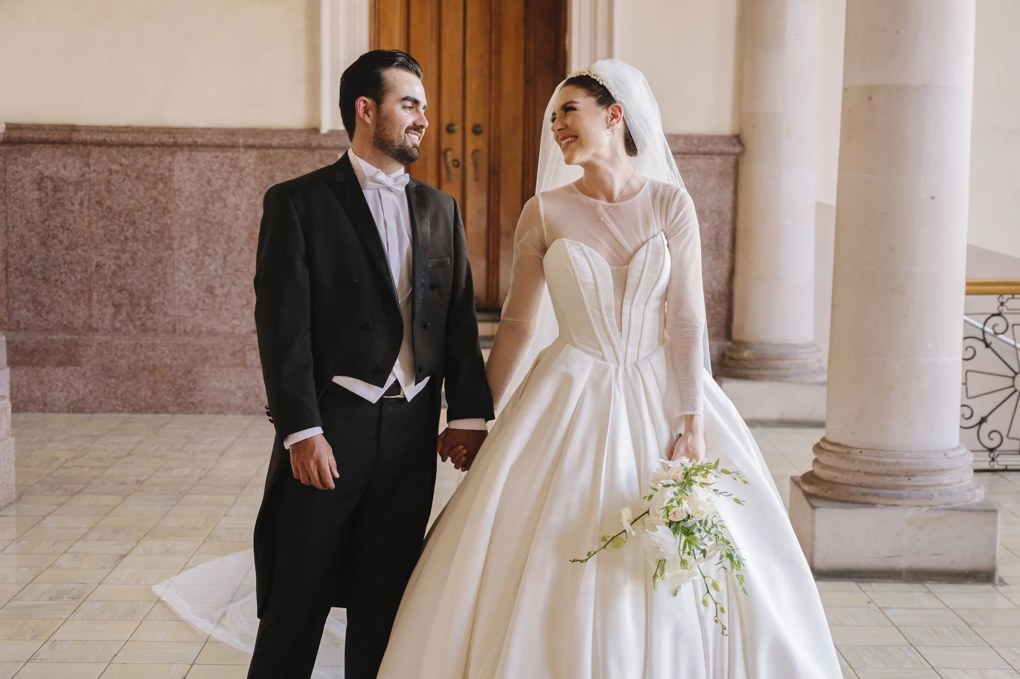 Novios caminando de la mano durante su boda elegante en Tepatitlán de Morelos.