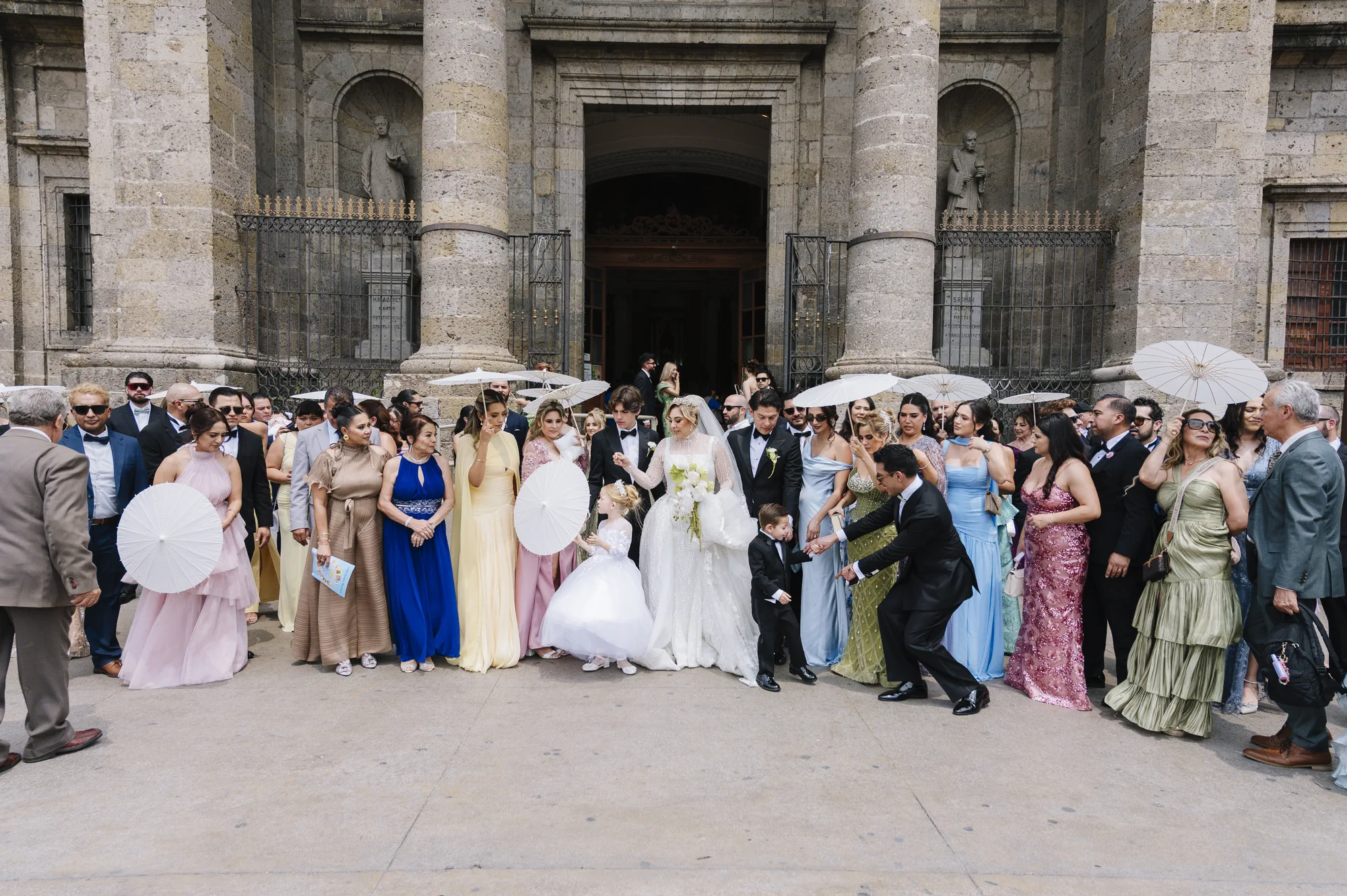 Novios celebrando con sus invitados al salir de la ceremonia