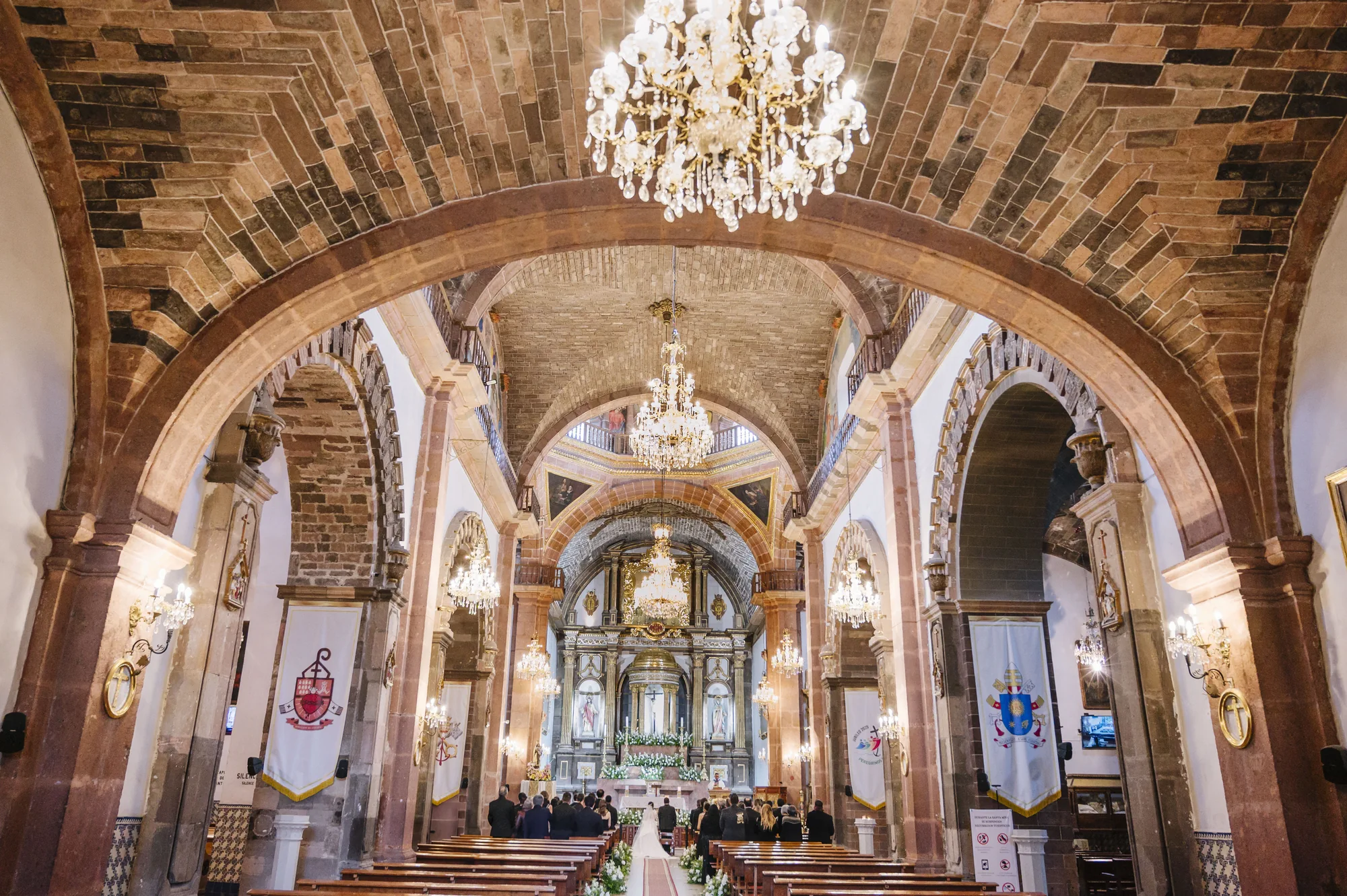 Interior del templo durante una ceremonia de boda en San Miguel de Allende