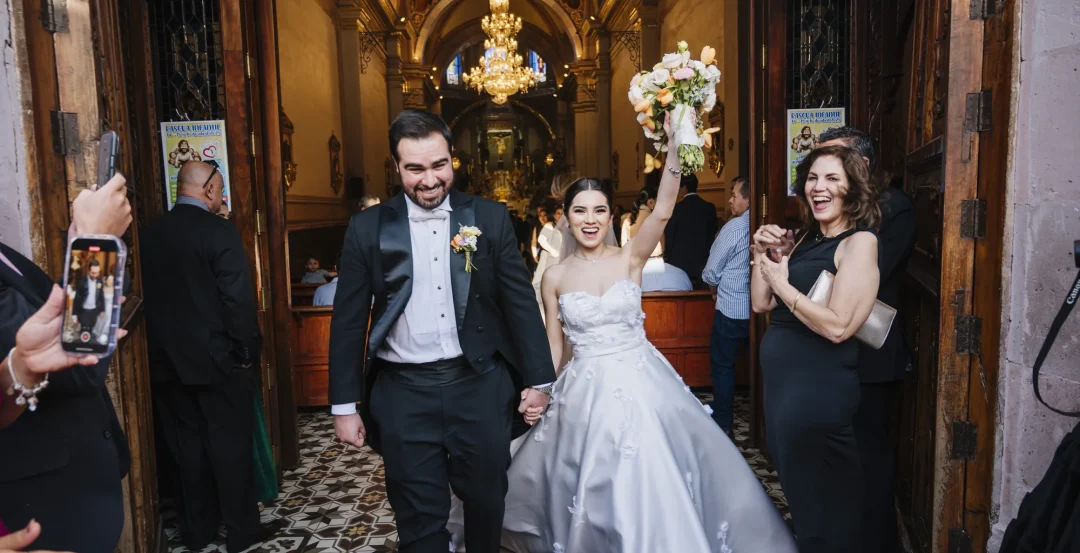 Aplausos para los novios