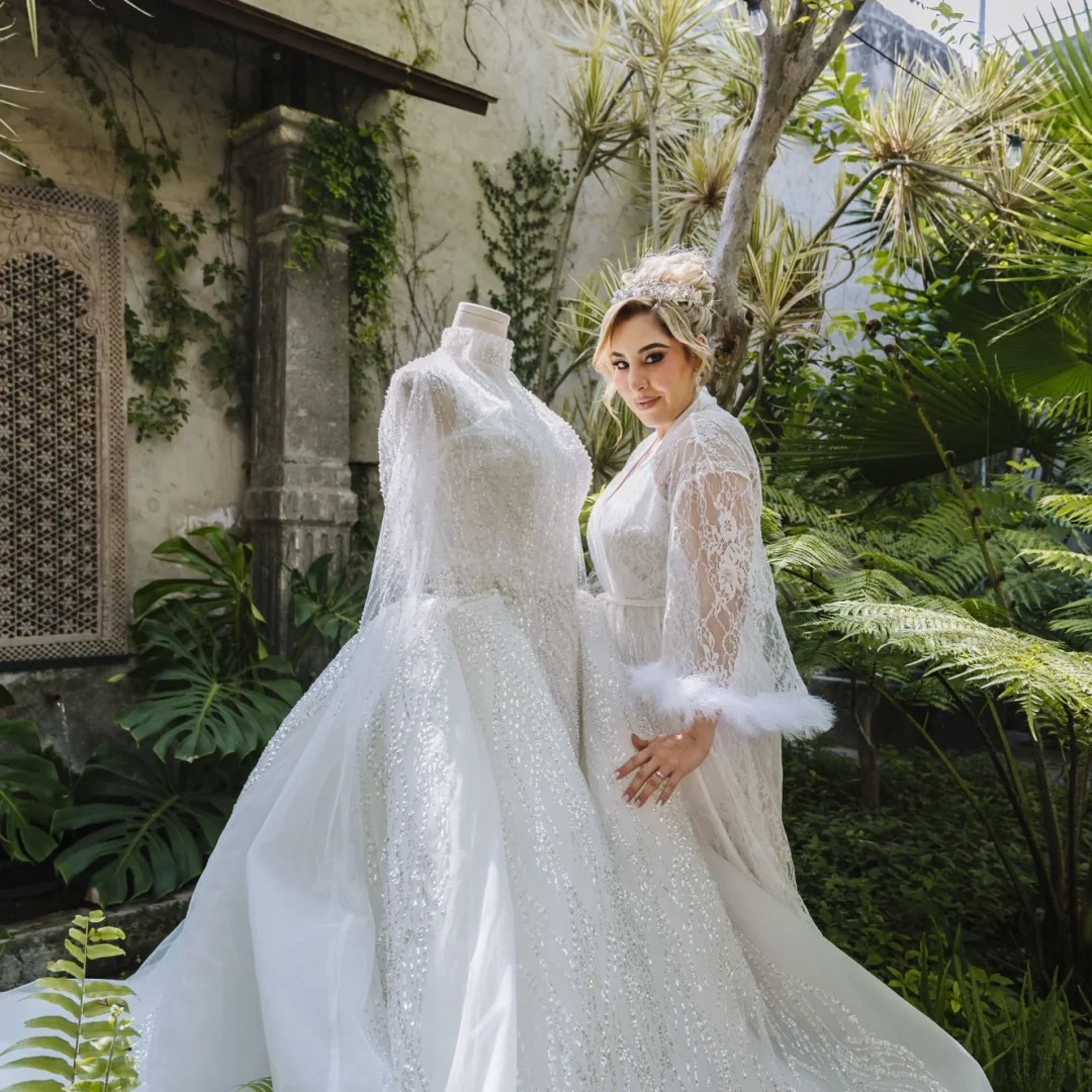 Novia junto a su vestido durante los preparativos
