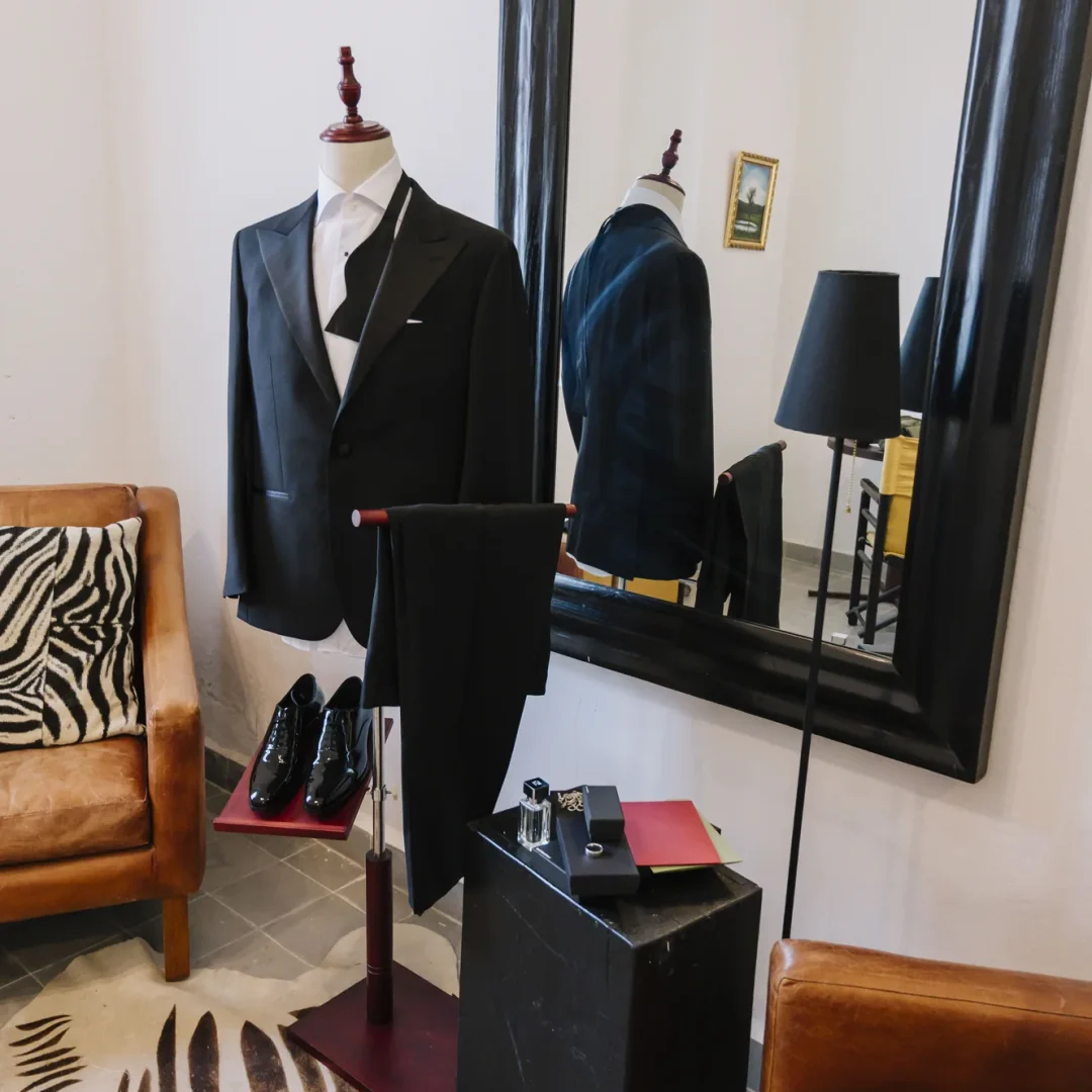 Traje, zapatos y accesorios preparados para el novio