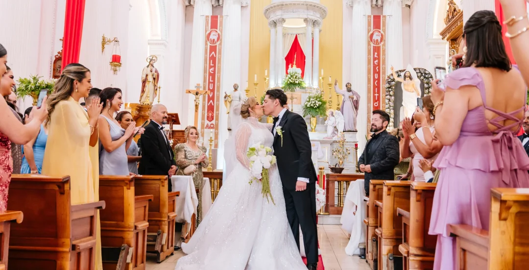 Primer beso de esposos