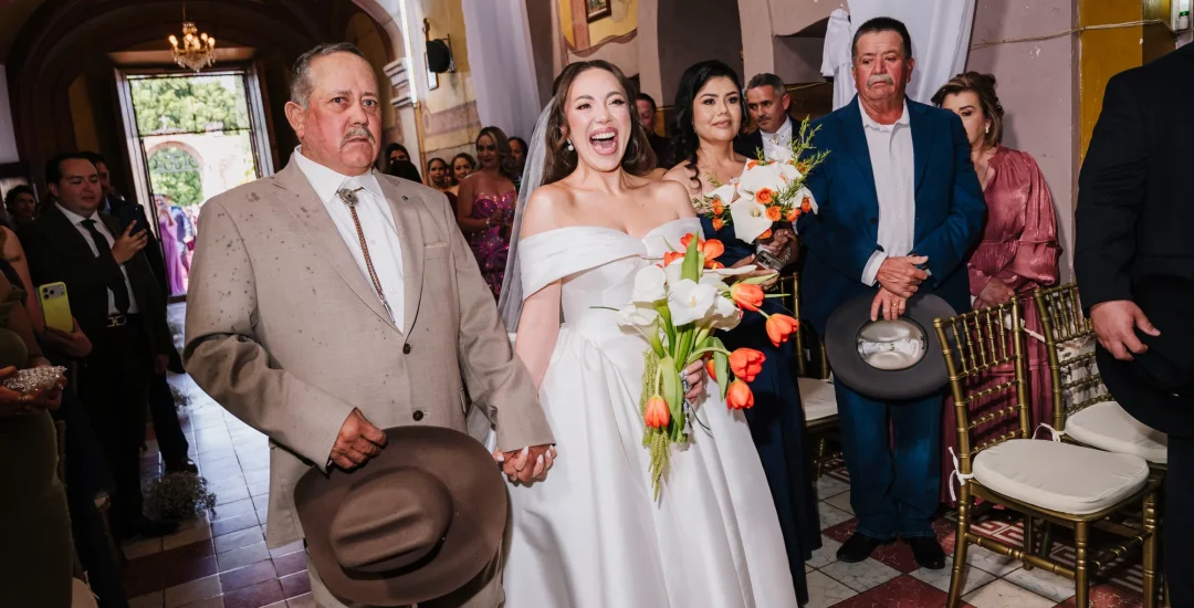 Entrada de la novia acompañada por su papá