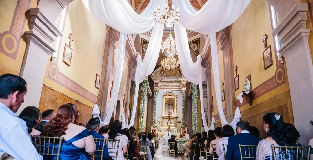 Ceremonia religiosa celebrada en un templo de Cuquío