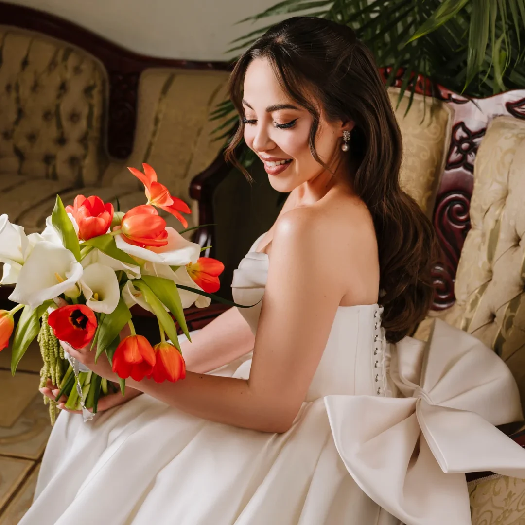 Novia con su ramo durante los preparativos de la boda