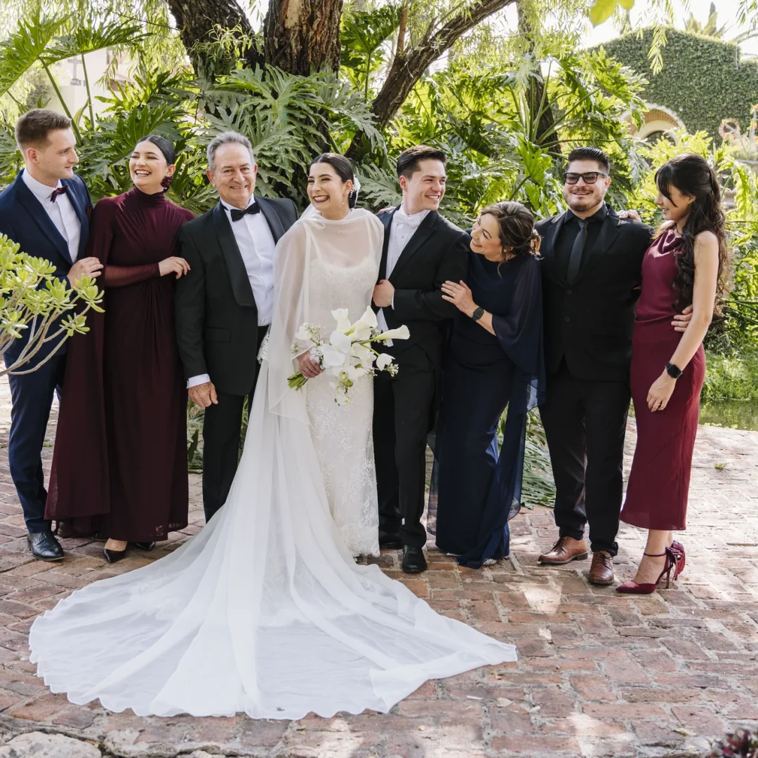 Novios acompañados por sus familias en los jardines