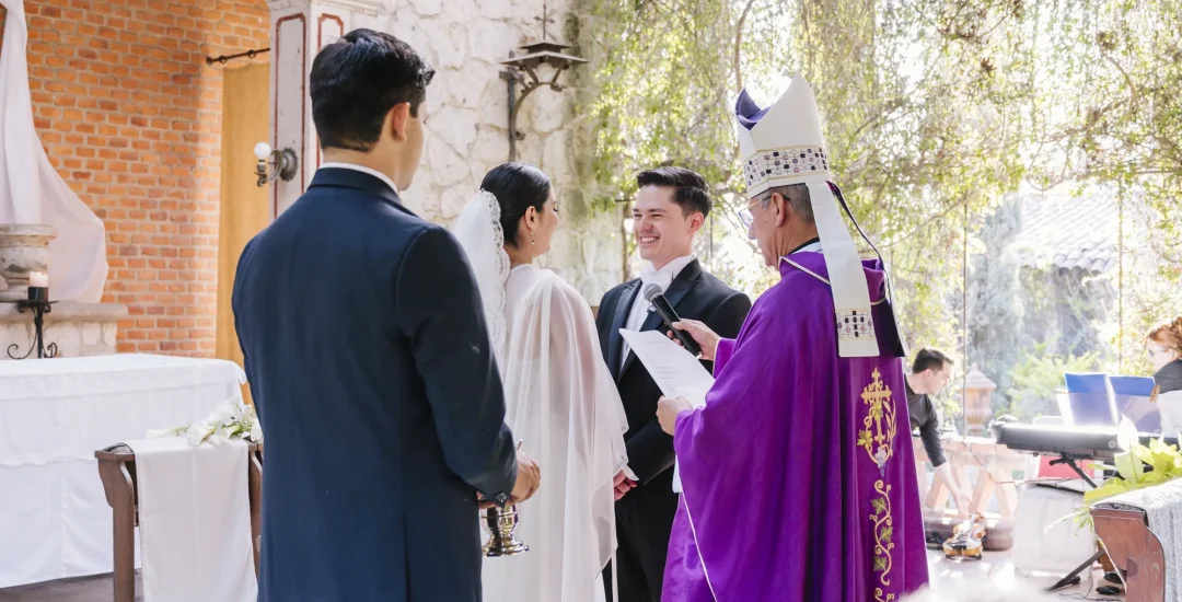 Novios durante su ceremonia religiosa frente al altar