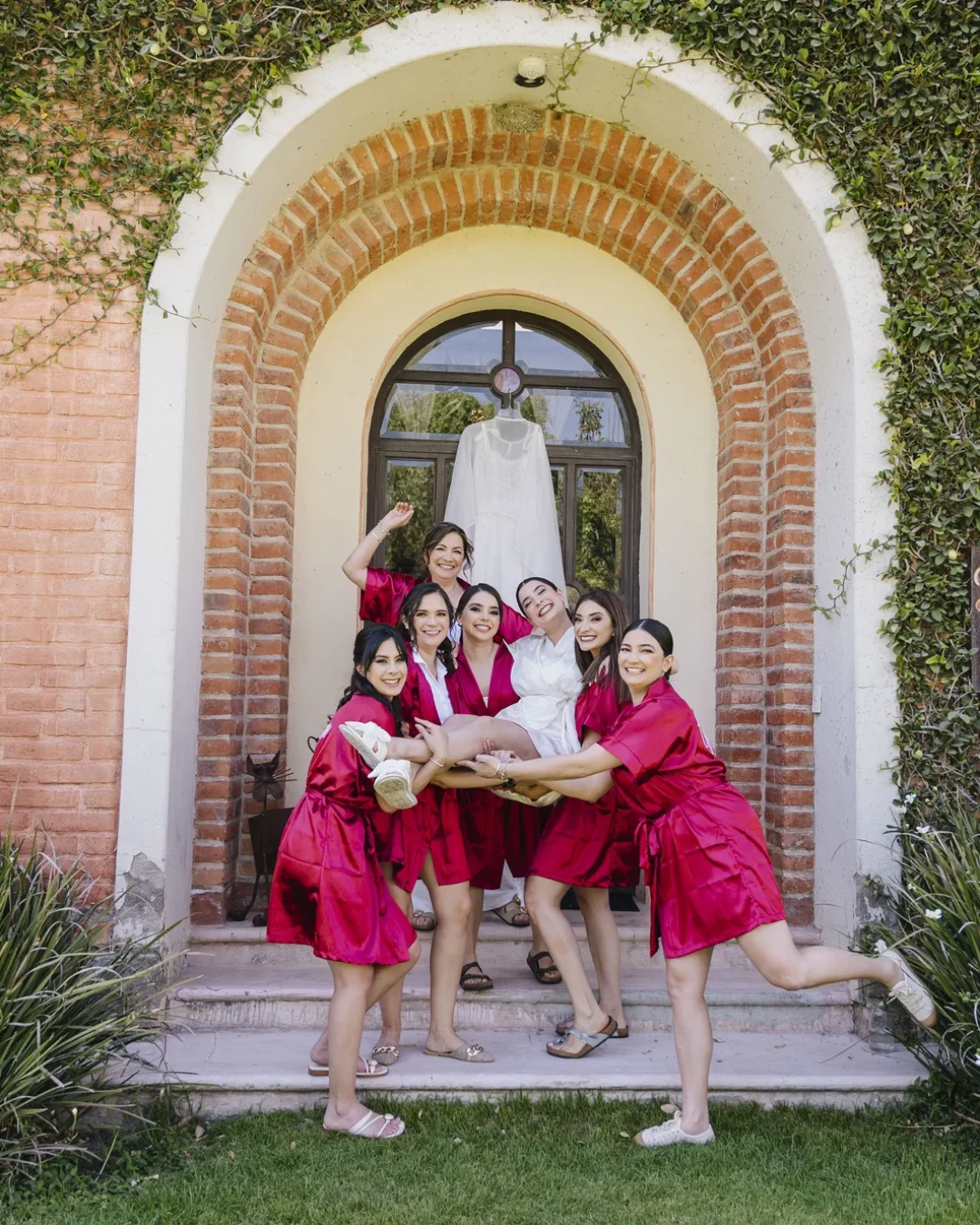 Novia celebrando con sus damas durante los preparativos