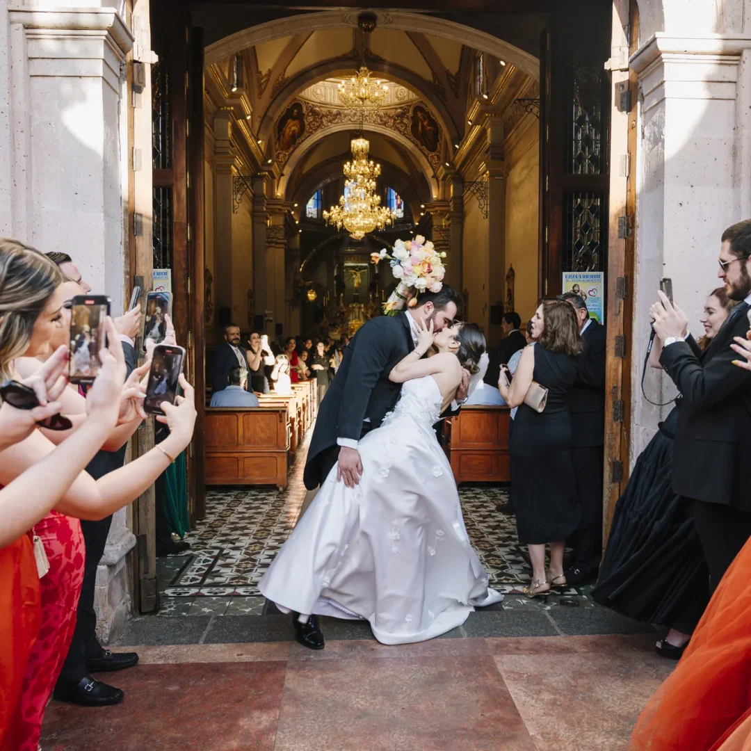 Novios celebrando su boda en Tepatitlán de Morelos