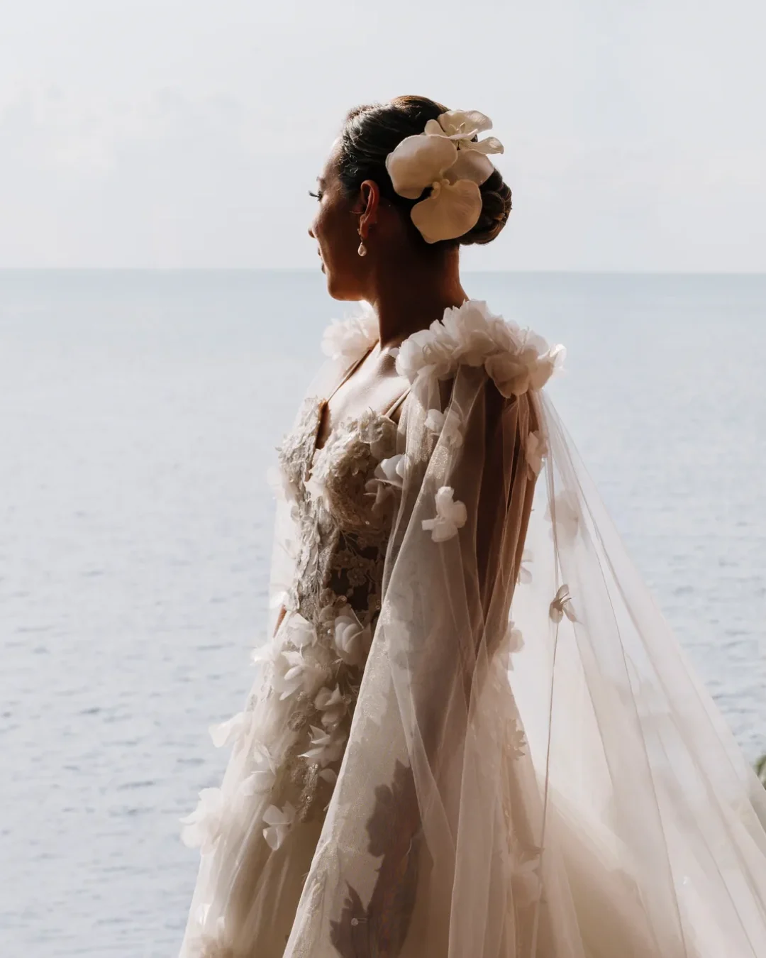 Novia contemplando el mar durante los preparativos de la boda