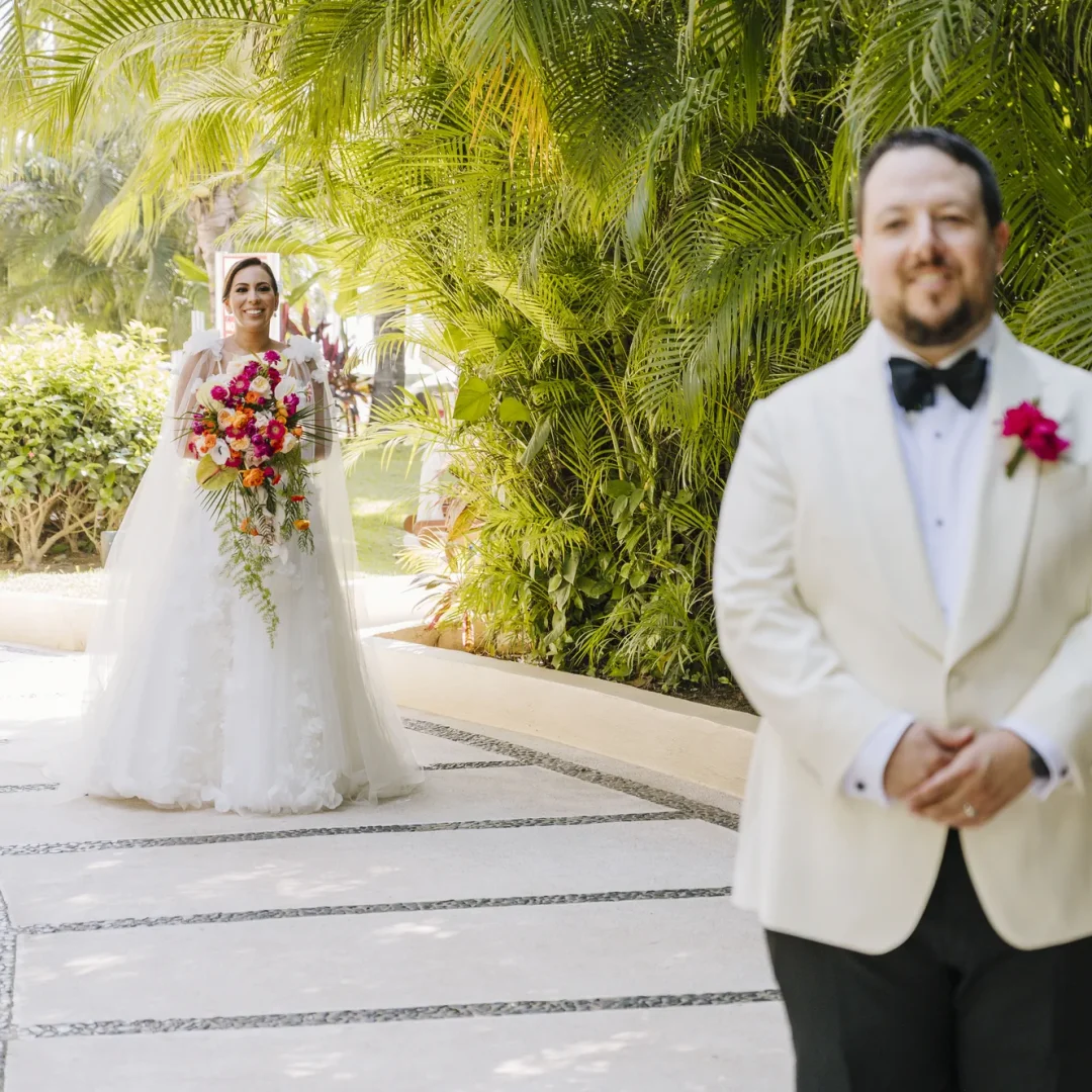 Novia acercándose al novio antes de la ceremonia