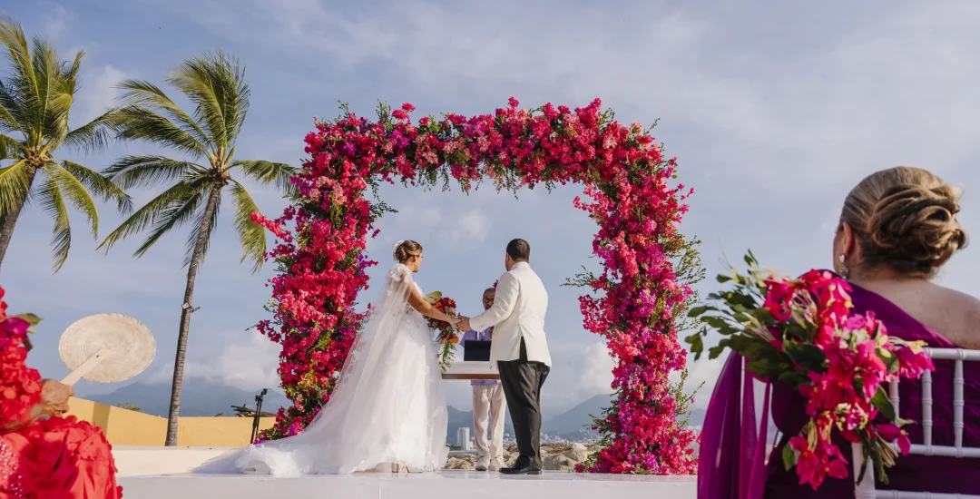 Novios durante su ceremonia de boda frente al mar