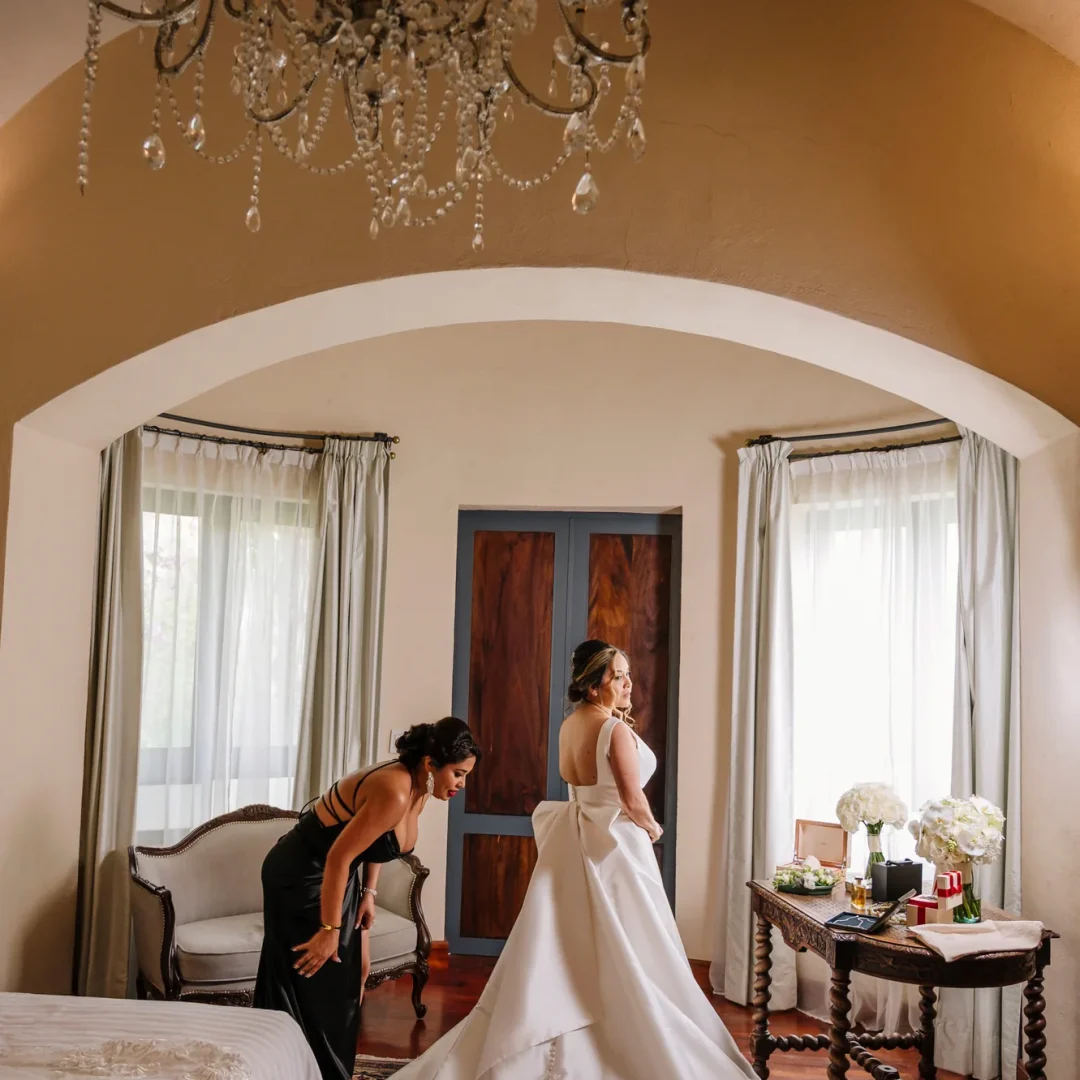 Novia preparándose en una habitación de la hacienda
