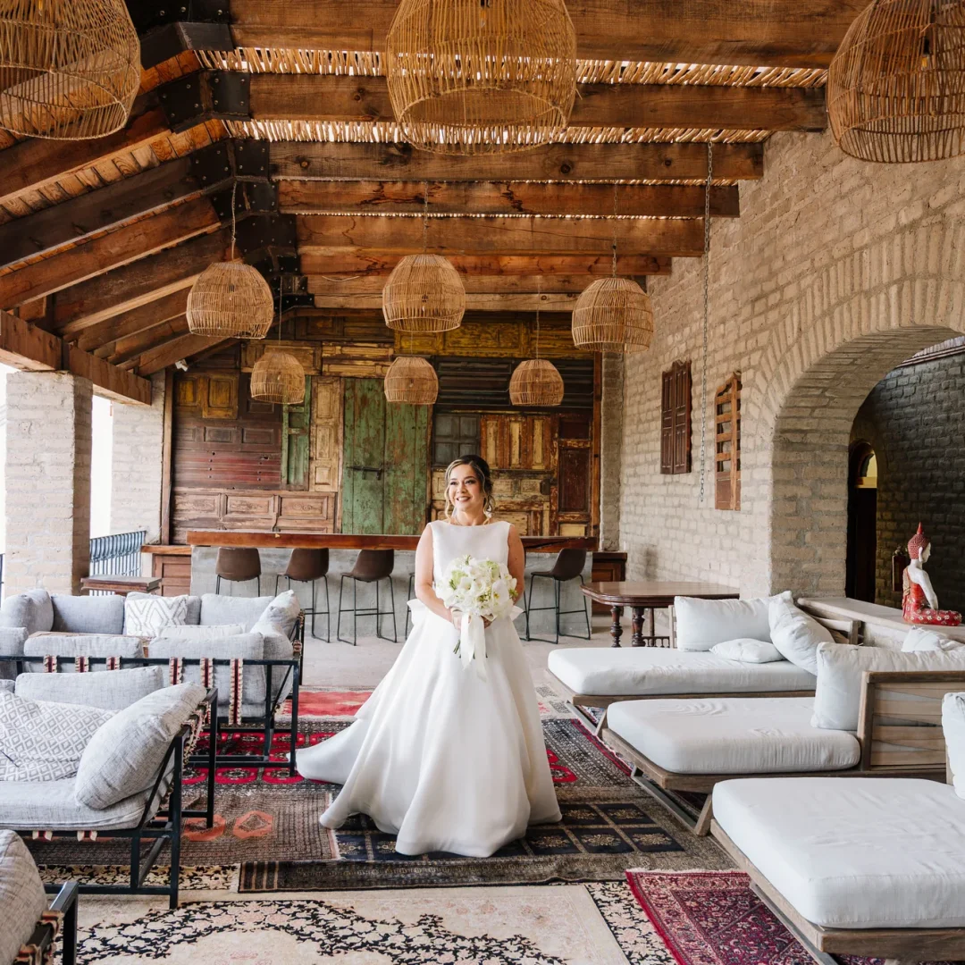 Novia con su ramo en el interior de Hacienda Los Arcángeles
